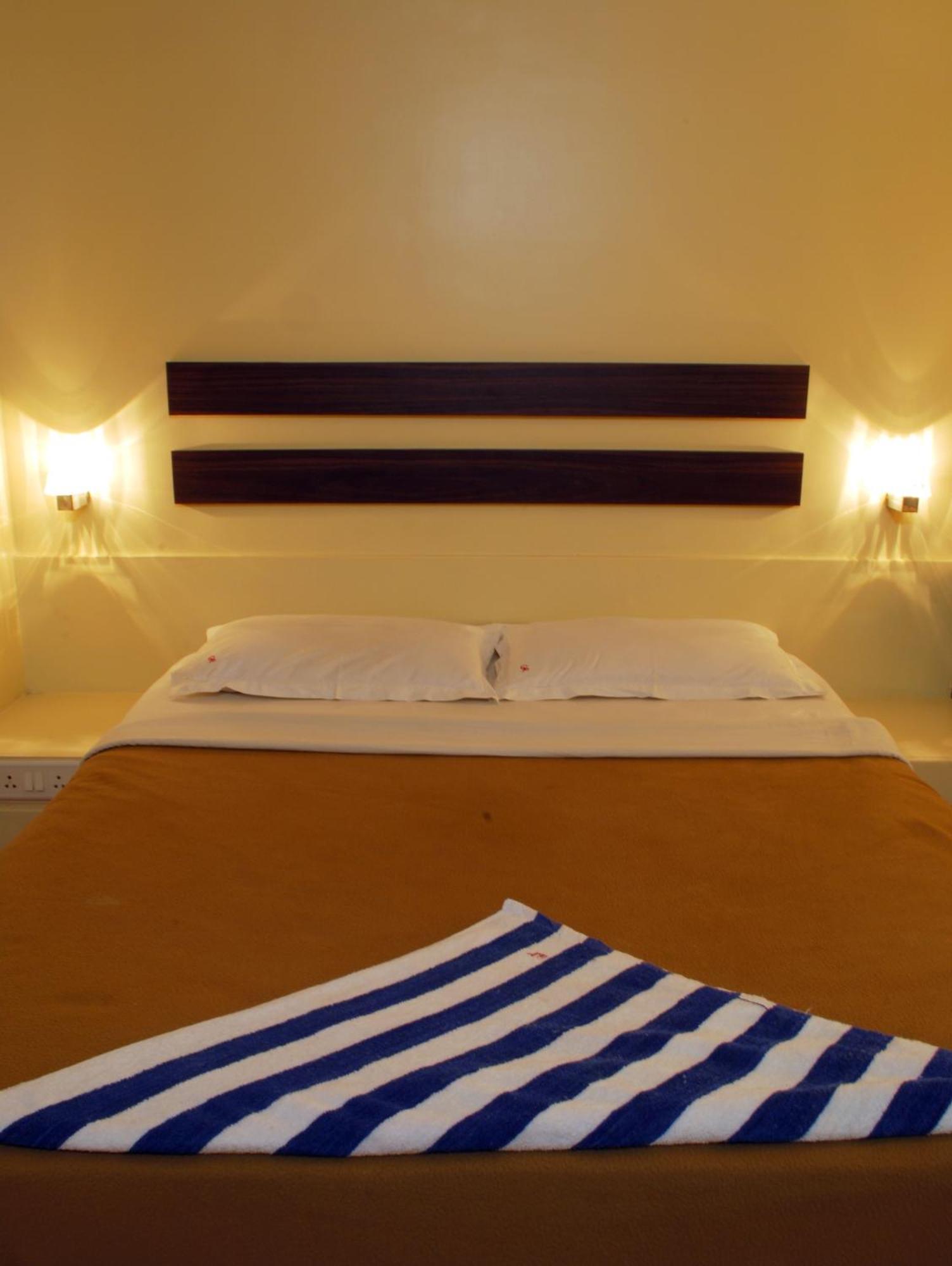 Hotel Golden Palace Pvt Ltd Мумбаи Экстерьер фото